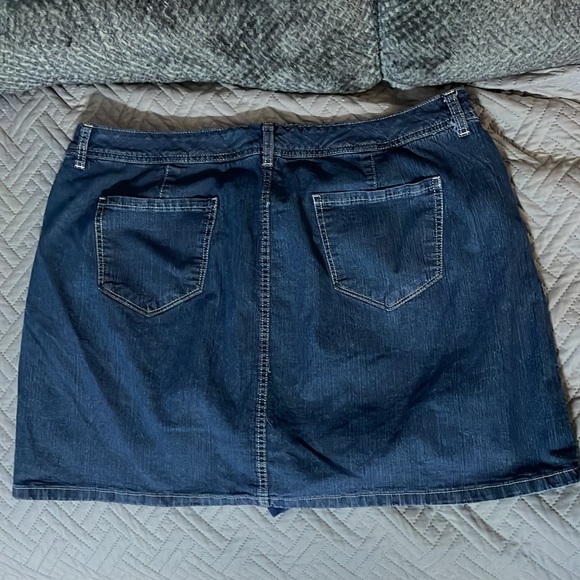 St. John’s bay denim skirt size 18 stretch like new - Picture 3 of 4